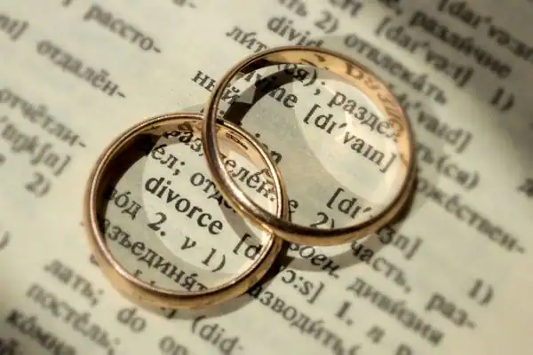 Image of rings removed before divorce mediation Manchester